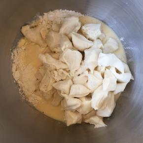 将中种面团切成小块和主面团材料除盐和黄油外一起揉