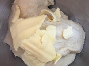 加入黄油和盐