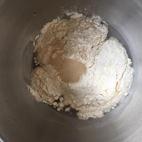 将中种材料全部揉成团，室温发酵半小时后，放冰箱冷藏17个小时以上