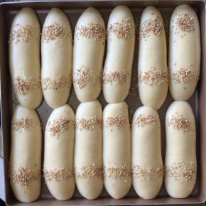 发至两倍大后，刷蛋液，洒芝麻装饰