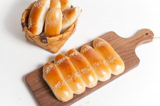 出炉后连同烤盘震两下，然后迅速脱模，放凉架上放至手温后密封保存