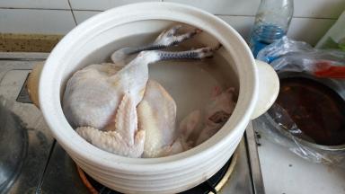 把母鸡放入砂锅内