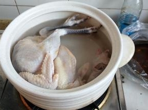 把母鸡放入砂锅内