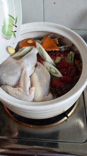 加入适量水，加入所有作料