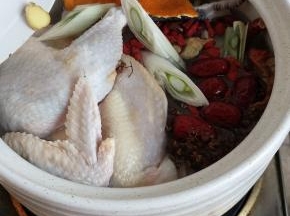 加入适量水，加入所有作料