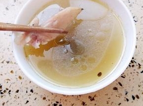 盛一碗很鲜的汤