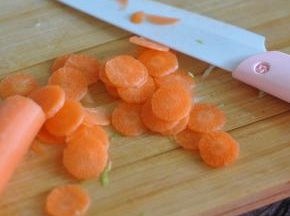 胡萝卜切片。