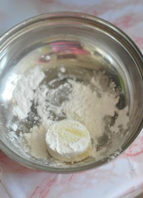 玉子豆腐在干淀粉中裹匀。