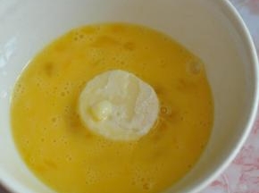 均匀蘸满蛋液，下油锅炸至表面金黄，捞出备用。