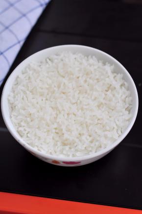大米加水蒸熟。