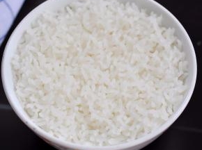 大米加水蒸熟。