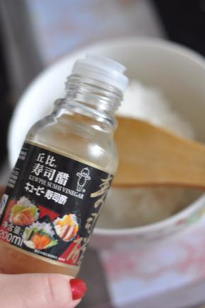将米饭拌松散后，加入寿司醋。