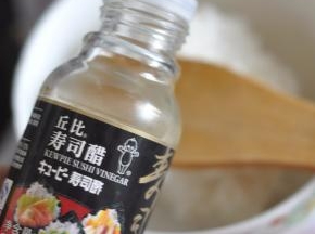 将米饭拌松散后，加入寿司醋。