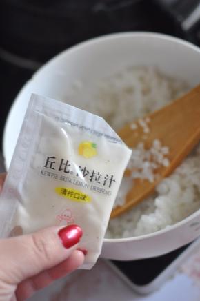 加入柠檬味沙拉汁。