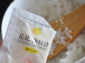 加入柠檬味沙拉汁。