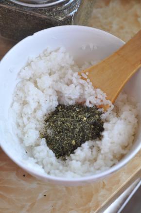 加入海苔粉拌匀。