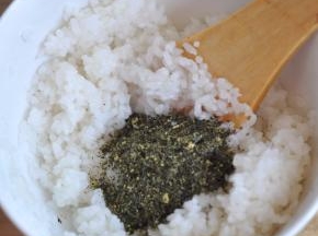 加入海苔粉拌匀。
