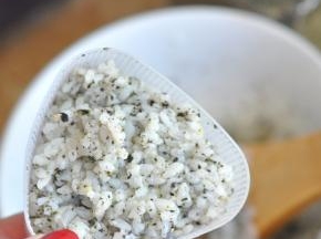 将米饭盛入三角饭团模具中。