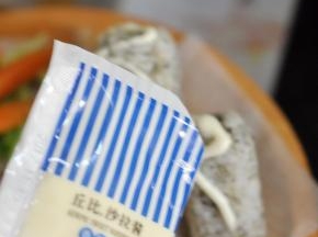 将饭团摆在盘中，顶部挤上沙拉酱。