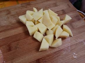 土豆，胡萝卜，洋葱切块