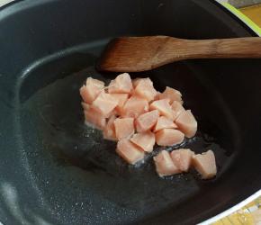 先下鸡肉炒匀