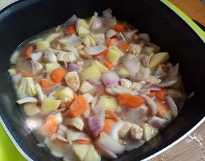 加入一碗热水煮个五分钟