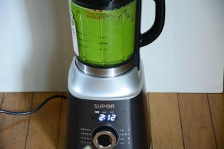 菠菜洗干净切碎，加入少量水放入破壁机打成菠菜汁。打好的菠菜汁可以过滤一下。