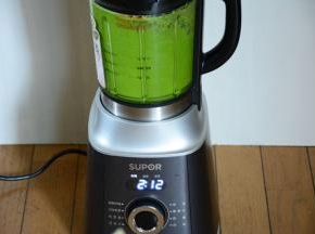 菠菜洗干净切碎，加入少量水放入破壁机打成菠菜汁。打好的菠菜汁可以过滤一下。