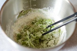 取120g菠菜汁稍微加热一些，加入细盐搅动下。然后将少量菠菜汁加入面粉中，边用筷子搅动边加入菠菜汁，用筷子搅成面絮。