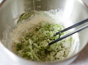 取120g菠菜汁稍微加热一些，加入细盐搅动下。然后将少量菠菜汁加入面粉中，边用筷子搅动边加入菠菜汁，用筷子搅成面絮。