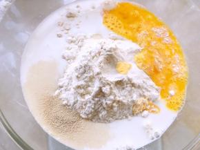 高筋面粉加盐，酵母，砂糖，全蛋液跟牛奶，用筷子和成棉絮状