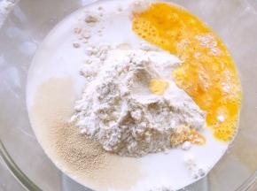 高筋面粉加盐，酵母，砂糖，全蛋液跟牛奶，用筷子和成棉絮状