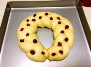  在辫子的衔接处装饰上蔓越梅