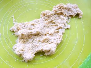 倒在揉面垫上，用手一直向前推揉，之后再抓起面团摔打几下