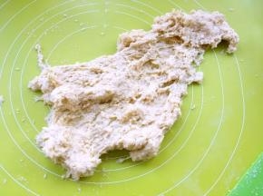 倒在揉面垫上，用手一直向前推揉，之后再抓起面团摔打几下