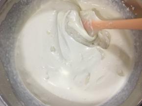 榴莲混合物加入到淡奶油中搅拌均匀
