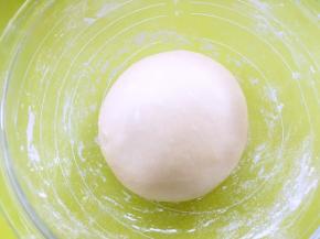 之后放入面盆，盖保鲜膜室温发酵至两倍大