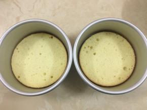 6寸模具里放入蛋糕片