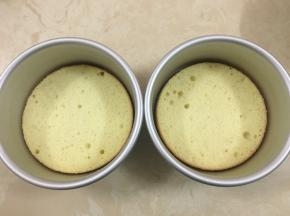 6寸模具里放入蛋糕片