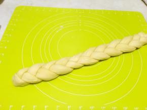 之后编成辫子，收口捏紧