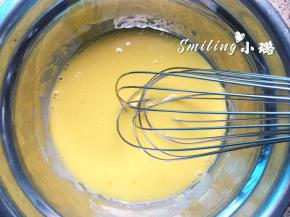 蛋黄加入2的混合物中，搅拌均匀