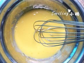 蛋黄加入2的混合物中，搅拌均匀