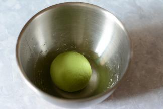 将面絮揉至光滑，盖上一块湿布，饧上15分钟。