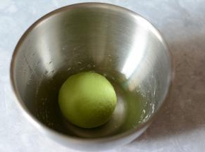 将面絮揉至光滑，盖上一块湿布，饧上15分钟。