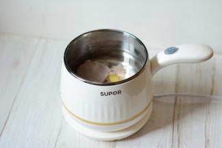 小煮锅中加入适量的水，放入洗干净的鸡脯肉，加入姜片煮至熟透之后捞出放凉待用。