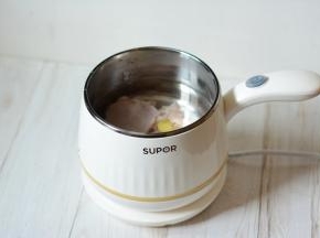 小煮锅中加入适量的水，放入洗干净的鸡脯肉，加入姜片煮至熟透之后捞出放凉待用。