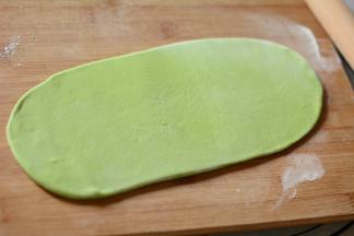 将面团朝四周擀开，尽量擀成很薄的面片。用快刀切成均匀的面条。