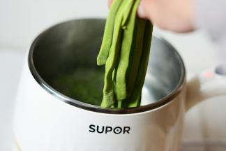 小煮锅中加入适量的水煮沸，下入适量的面条。