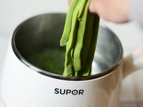 小煮锅中加入适量的水煮沸，下入适量的面条。