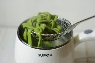 面条煮熟透捞出装盘。